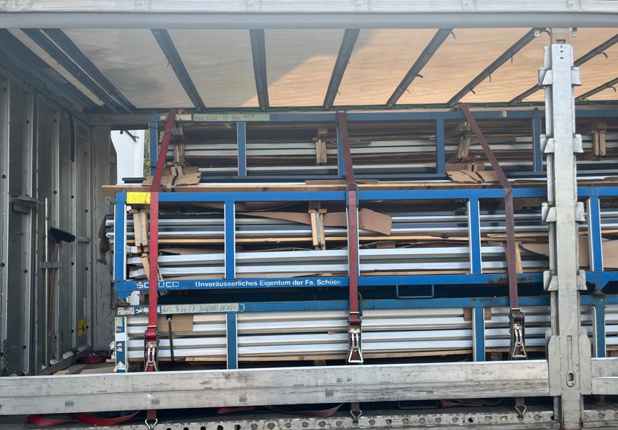 Bearbeitete sechs Meter lange Aluminiumfensterbänke transportgerecht verpackt durch IV Metall