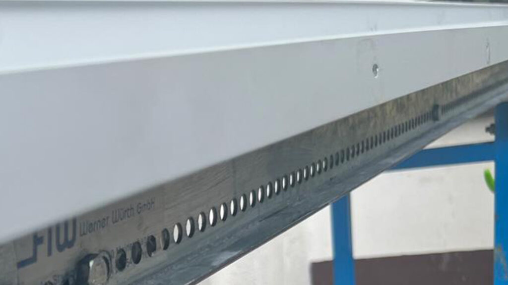 Sechs Meter lange Aluminiumfensterbank bei der nachträglichen Bearbeitung auf einer SCHULER Presse bei IV Metall