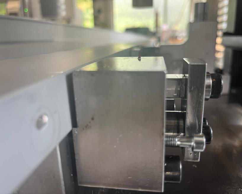 Von IV Metall konstruiertes Keilschieberwerkzeug zum nachträglichen Stanzen langer Aluminiumprofile